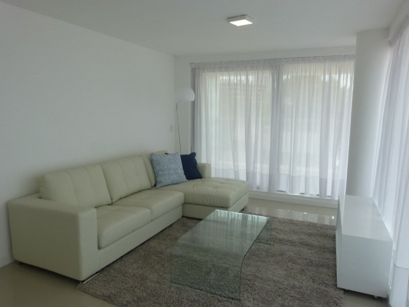 Departamento venta y alquiler en Edificio Chronos de Punta del Este, a pasos de la Playa Brava.